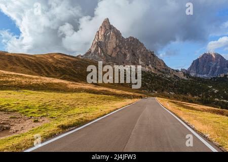 Die Aussicht und die Berge des Giau-Passes: Einer der berühmtesten und fotografiertesten Orte in den italienischen Dolomiten, in der Nähe der Stadt Cortina. Stockfoto