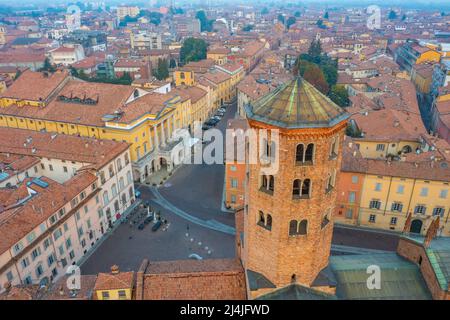 Luftaufnahme über die Basilika St. Antoninus in der italienischen Stadt Piacenza. Stockfoto