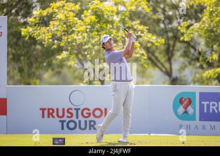 PATTAYA THAILAND - 16. APRIL: Sihwan Kim aus den Vereinigten Staaten schlägt am 16. Loch in der vierten und letzten Runde der Trust Golf Asian Mixed Stableford Challenge auf dem Siam Country Club Waterside Course am 16. April 2022 in Pattaya, Thailand, ab. (Foto: Orange Picics/BSR Agency/Getty Images) Credit: Orange Pics BV/Alamy Live News Stockfoto