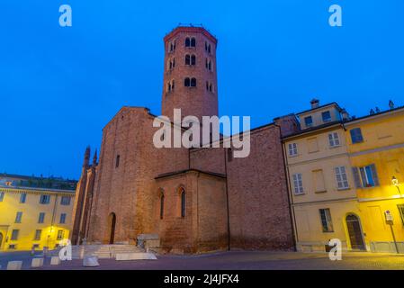 Sonnenaufgang über der Basilika St. Antoninus in der italienischen Stadt Piacenza. Stockfoto