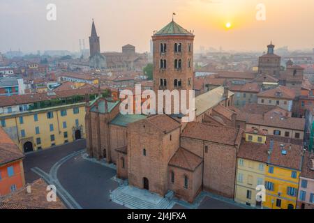 Luftaufnahme über die Basilika St. Antoninus in der italienischen Stadt Piacenza. Stockfoto