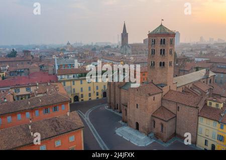 Luftaufnahme über die Basilika St. Antoninus in der italienischen Stadt Piacenza. Stockfoto