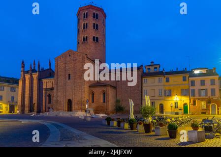 Sonnenaufgang über der Basilika St. Antoninus in der italienischen Stadt Piacenza. Stockfoto