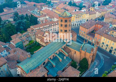 Luftaufnahme über die Basilika St. Antoninus in der italienischen Stadt Piacenza. Stockfoto