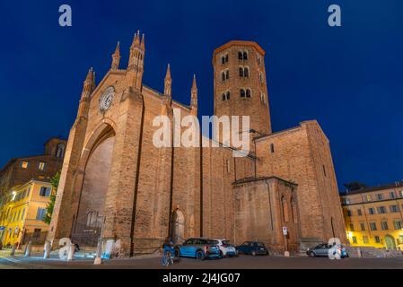 Sonnenuntergang über der Basilika St. Antoninus in der italienischen Stadt Piacenza. Stockfoto