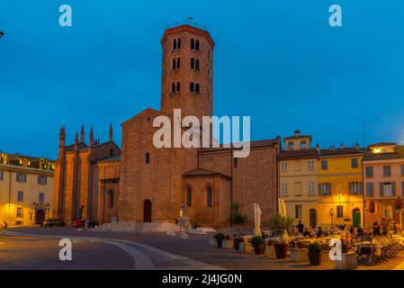 Sonnenuntergang über der Basilika St. Antoninus in der italienischen Stadt Piacenza. Stockfoto