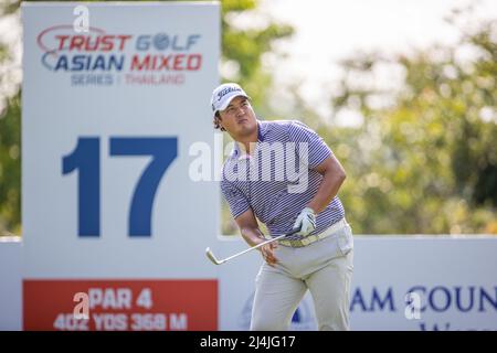 PATTAYA THAILAND - 16. APRIL: Sihwan Kim aus den Vereinigten Staaten hat am 16. April 2022 in Pattaya, Thailand, in der vierten und letzten Runde der Trust Golf Asian Mixed Stableford Challenge auf dem Siam Country Club Waterside Course das 17.-Loch-Loch-Rennen ausgetragen. (Foto: Orange Picics/BSR Agency/Getty Images) Credit: Orange Pics BV/Alamy Live News Stockfoto