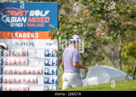 PATTAYA THAILAND - 16. APRIL: Sihwan Kim aus den Vereinigten Staaten geht in der vierten und letzten Runde der Trust Golf Asian Mixed Stableford Challenge auf dem Siam Country Club Waterside Course am 16. April 2022 in Pattaya, Thailand, auf das 16.-Loch. (Foto: Orange Picics/BSR Agency/Getty Images) Credit: Orange Pics BV/Alamy Live News Stockfoto