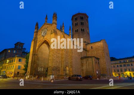 Sonnenuntergang über der Basilika St. Antoninus in der italienischen Stadt Piacenza. Stockfoto