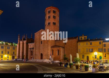 Sonnenuntergang über der Basilika St. Antoninus in der italienischen Stadt Piacenza. Stockfoto