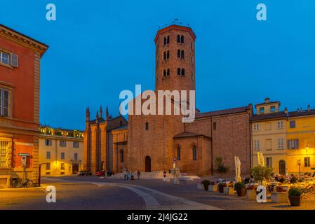 Sonnenuntergang über der Basilika St. Antoninus in der italienischen Stadt Piacenza. Stockfoto