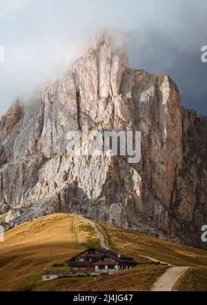 Die Aussicht und die Berge des Giau-Passes: Einer der berühmtesten und fotografiertesten Orte in den italienischen Dolomiten, in der Nähe der Stadt Cortina. Stockfoto
