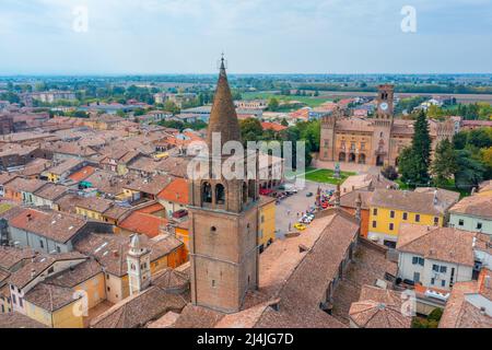 Luftaufnahme des Stadtzentrums von Busseto, Italien. Stockfoto