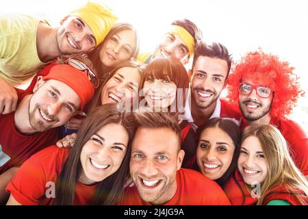 Glückliche Sportfreunde beim Selfie-Weltfußballevent - Freundschaftskonzept mit jungen Menschen, die Spaß im internationalen Stadion haben - Fußballcup cham Stockfoto