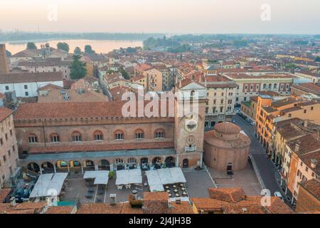 Blick auf den Palazzo della Ragione bei Sonnenaufgang in der italienischen Stadt Mantua. Stockfoto
