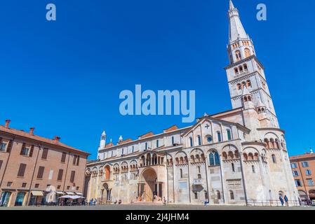 Blick auf die Kathedrale von Modena und den Ghirlandina-Turm in Italien. Stockfoto