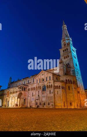 Blick auf die Kathedrale von Modena und den Ghirlandina-Turm in Italien. Stockfoto