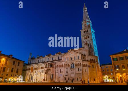 Blick auf die Kathedrale von Modena und den Ghirlandina-Turm in Italien. Stockfoto