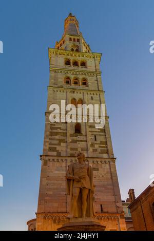 Blick auf die Kathedrale von Modena und den Ghirlandina-Turm in Italien. Stockfoto