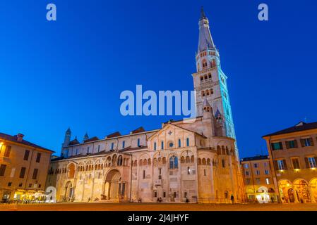 Blick auf die Kathedrale von Modena und den Ghirlandina-Turm in Italien. Stockfoto