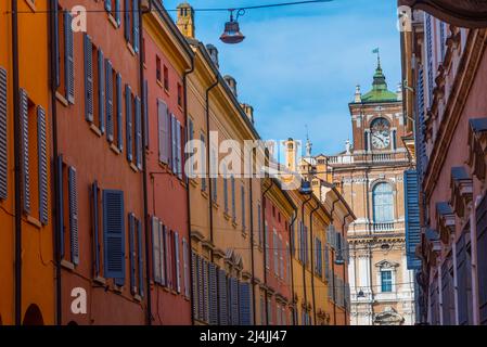 Blick auf eine Straße, die zum Palazzo Ducale im Zentrum der italienischen Stadt Modena führt. Stockfoto