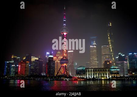 Oriental Pearl Tower und Wolkenkratzer in Pudong, vom Bund aus gesehen Stockfoto