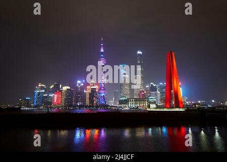 Oriental Pearl Tower und Wolkenkratzer in Pudong, vom Bund aus gesehen Stockfoto