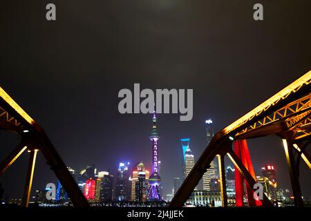 Oriental Pearl Tower und Wolkenkratzer in Pudong, von der Stahlkonstruktion der historischen Waibaidu-Brücke aus gesehen Stockfoto