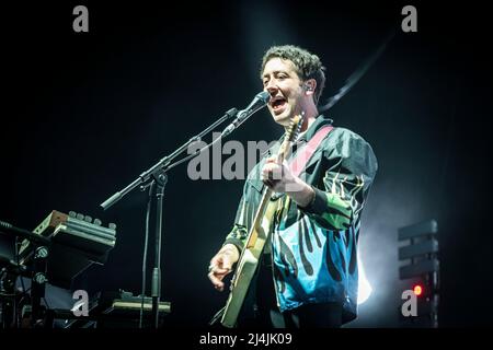 O2 Arena, London, Großbritannien, Freitag, 15.. April 2022 Michael Murphy von den Wombats tritt während ihrer UK Arena Tour live auf der Bühne auf. Kredit: DavidJensen / Empics Unterhaltung / Alamy Live Nachrichten Stockfoto