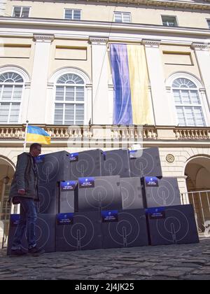 Lviv, Ukraine, 25. März 2022. Es gibt eine Menge Boxen mit Ausrüstung für Satelliten-Internet starlink, von Elon Musks Firma SpaceX, in der Nähe von Ukraini Stockfoto