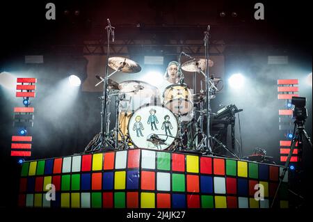 O2 Arena, London, Großbritannien, Freitag, 15.. April 2022 Dan Higgis von den Wombats tritt während ihrer UK Arena Tour live auf der Bühne auf. Kredit: DavidJensen / Empics Unterhaltung / Alamy Live Nachrichten Stockfoto