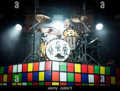 O2 Arena, London, Großbritannien, Freitag, 15.. April 2022 Dan Higgis von den Wombats tritt während ihrer UK Arena Tour live auf der Bühne auf. Kredit: DavidJensen / Empics Unterhaltung / Alamy Live Nachrichten Stockfoto
