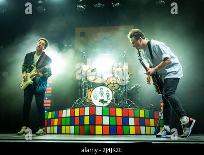 O2 Arena, London, Großbritannien, Freitag, 15.. April 2022 die Wombats spielen live auf der Bühne während ihrer UK Arena Tour. Kredit: DavidJensen / Empics Unterhaltung / Alamy Live Nachrichten Stockfoto