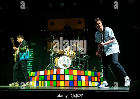 O2 Arena, London, Großbritannien, Freitag, 15.. April 2022 die Wombats spielen live auf der Bühne während ihrer UK Arena Tour. Kredit: DavidJensen / Empics Unterhaltung / Alamy Live Nachrichten Stockfoto
