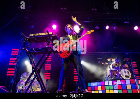 O2 Arena, London, Großbritannien, Freitag, 15.. April 2022 Michael Murphy von den Wombats tritt während ihrer UK Arena Tour live auf der Bühne auf. Kredit: DavidJensen / Empics Unterhaltung / Alamy Live Nachrichten Stockfoto
