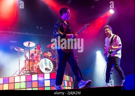 O2 Arena, London, Großbritannien, Freitag, 15.. April 2022 die Wombats spielen live auf der Bühne während ihrer UK Arena Tour. Kredit: DavidJensen / Empics Unterhaltung / Alamy Live Nachrichten Stockfoto