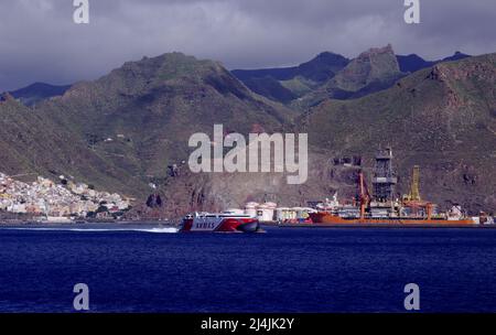 Santa Cruz de Teneriffa, Spanien - 11. April 2022: Die Fähre Armas fährt von Santa Cruz de Teneriffa auf der regulären Strecke Teneriffa - Gran Canaria ab Stockfoto