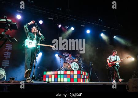 O2 Arena, London, Großbritannien, Freitag, 15.. April 2022 die Wombats spielen live auf der Bühne während ihrer UK Arena Tour. Kredit: DavidJensen / Empics Unterhaltung / Alamy Live Nachrichten Stockfoto