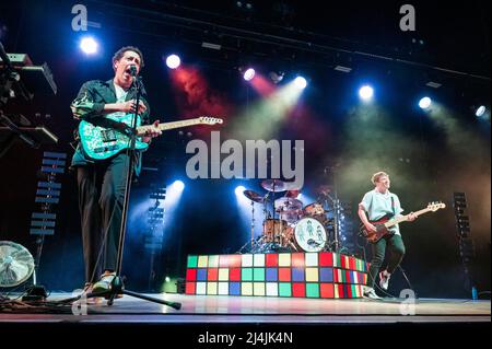 O2 Arena, London, Großbritannien, Freitag, 15.. April 2022 die Wombats spielen live auf der Bühne während ihrer UK Arena Tour. Kredit: DavidJensen / Empics Unterhaltung / Alamy Live Nachrichten Stockfoto