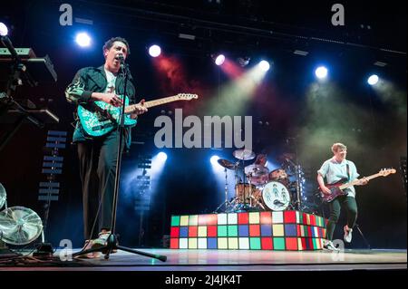 O2 Arena, London, Großbritannien, Freitag, 15.. April 2022 die Wombats spielen live auf der Bühne während ihrer UK Arena Tour. Kredit: DavidJensen / Empics Unterhaltung / Alamy Live Nachrichten Stockfoto
