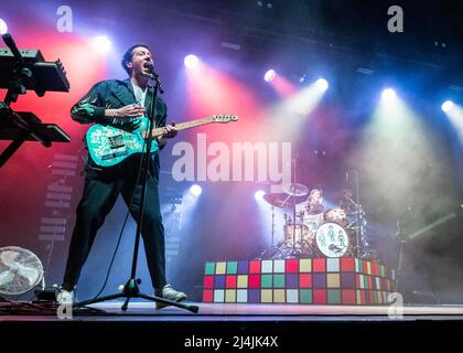 O2 Arena, London, Großbritannien, Freitag, 15.. April 2022 die Wombats spielen live auf der Bühne während ihrer UK Arena Tour. Kredit: DavidJensen / Empics Unterhaltung / Alamy Live Nachrichten Stockfoto