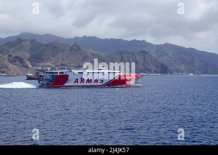 Santa Cruz de Teneriffa, Spanien - 11. April 2022: Die Fähre Armas fährt von Santa Cruz de Teneriffa auf der regulären Strecke Teneriffa - Gran Canaria ab Stockfoto