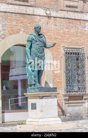 Statue von Juliu Caesar in der italienischen Stadt Rimini. Stockfoto