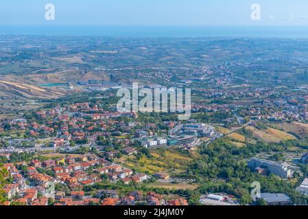 Luftaufnahme von San Marino in Richtung Adria. Stockfoto