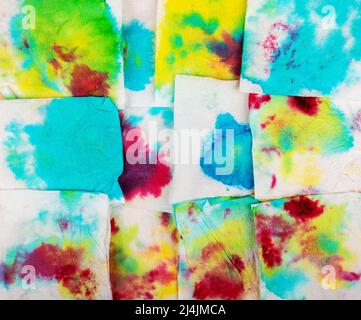 Abstrakter Hintergrund von Papierservietten mit Farbflecken. Draufsicht. Stockfoto