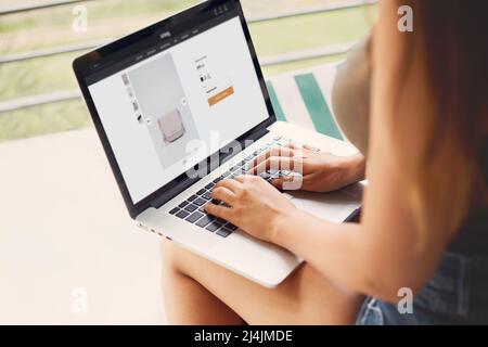 Frau mit Laptop zum Online-Shopping. Arbeiten von zu Hause Konzept. E-Commerce, Internet-Banking, Geld ausgeben Stockfoto