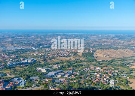 Luftaufnahme von San Marino in Richtung Adria. Stockfoto