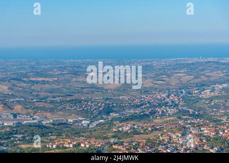 Luftaufnahme von San Marino in Richtung Adria. Stockfoto