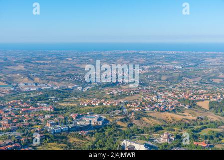 Luftaufnahme von San Marino in Richtung Adria. Stockfoto