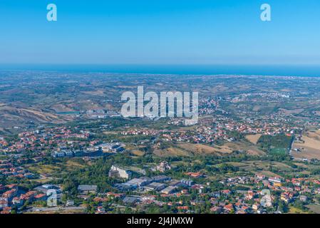 Luftaufnahme von San Marino in Richtung Adria. Stockfoto